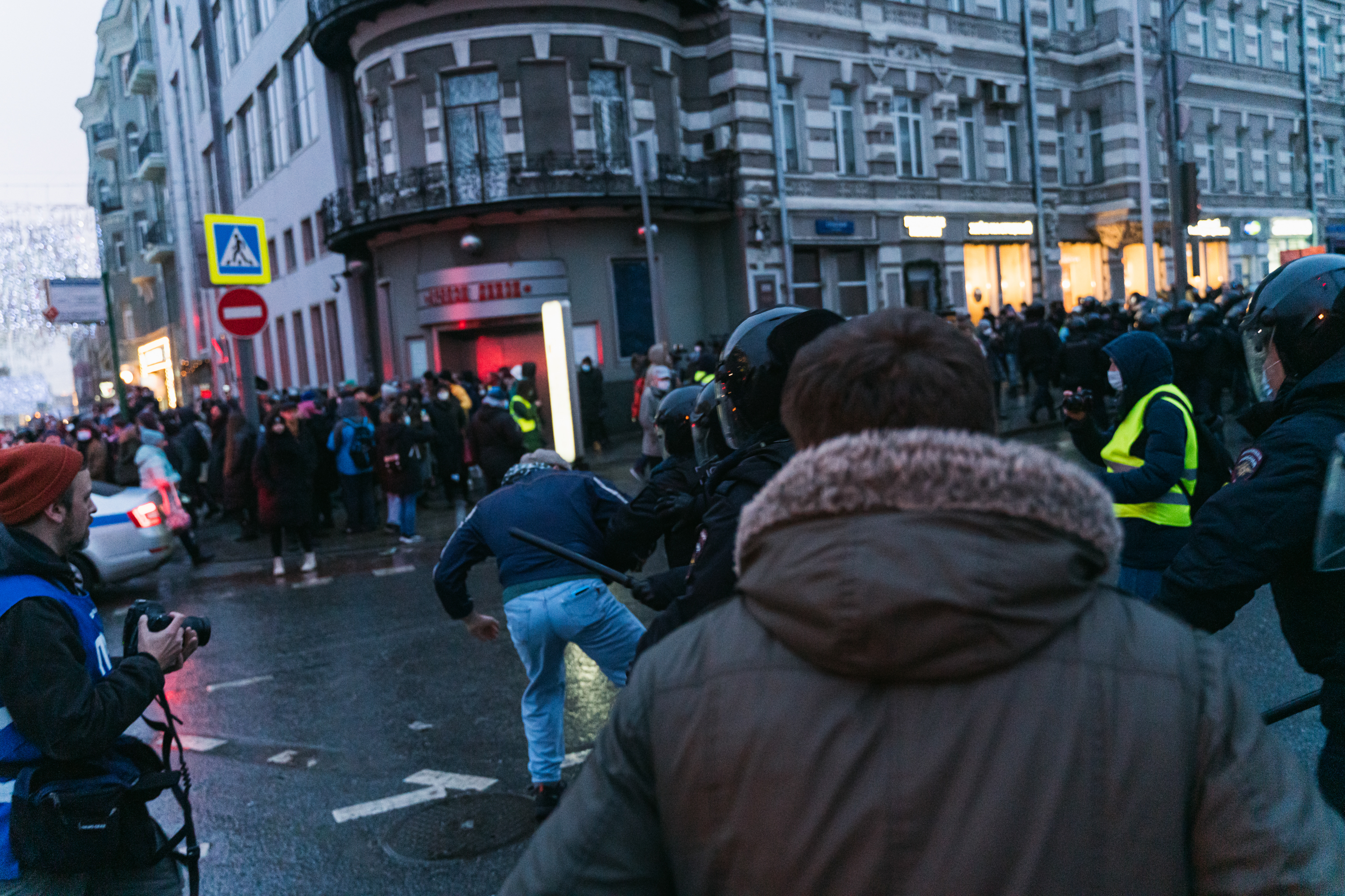Полицейский бьет дубинкой протестующего рядом со Страстным бульваром, Москва, 23 января 2021 года / Фото: Наталия Буданцева для ОВД-Инфо