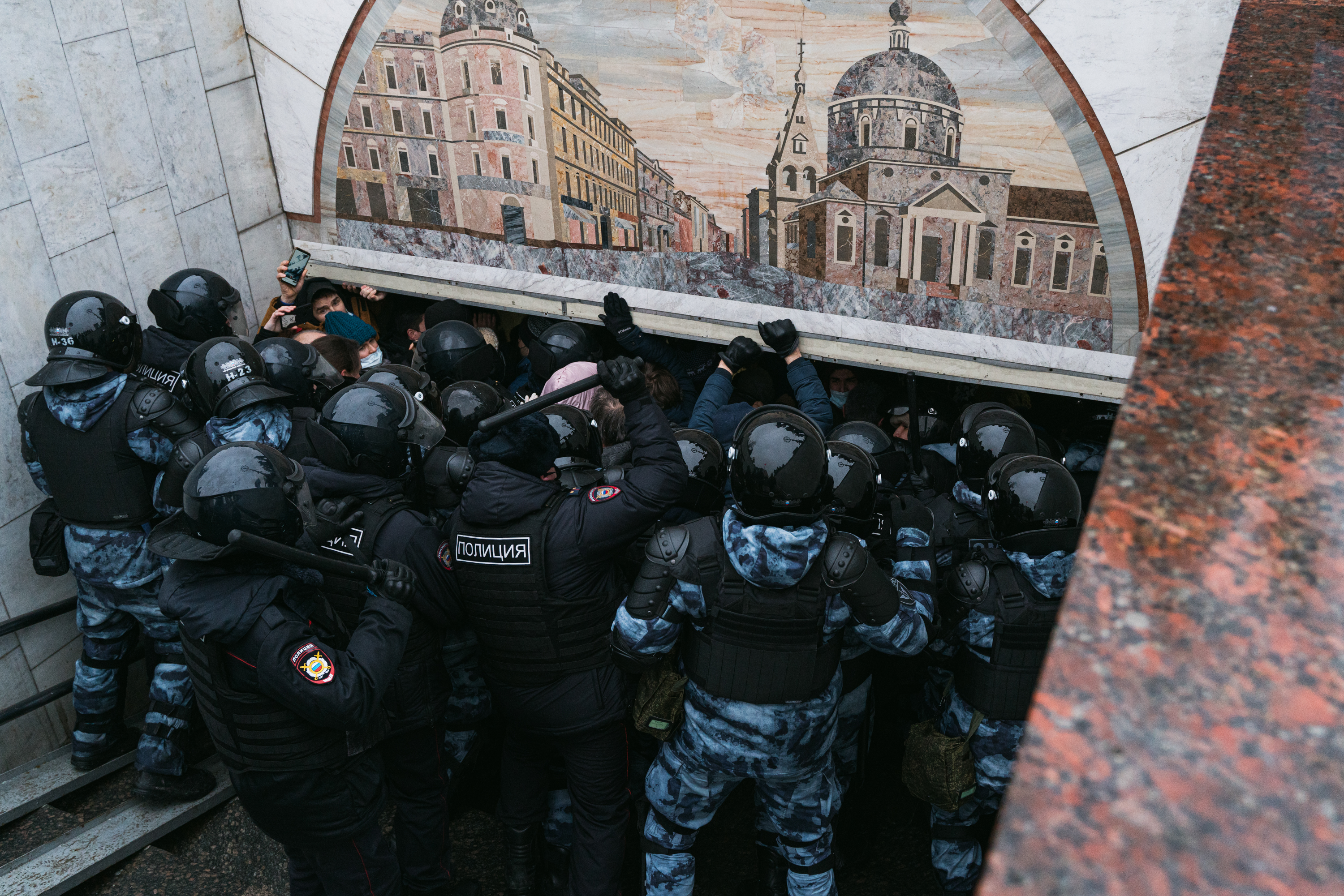 Полицейские вытесняют протестующих с Пушкинской площади, Москва, 23 января 2021 года / Фото: Наталия Буданцева для ОВД-Инфо