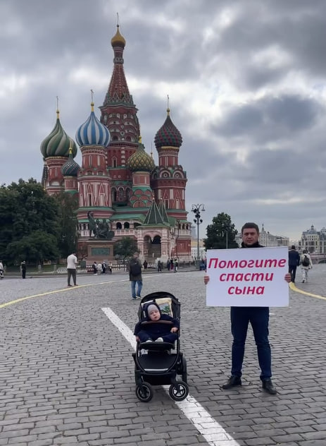Дмитрий Бахтин вместе с сыном на Красной площади / Скриншот из видео «Новой газеты»
