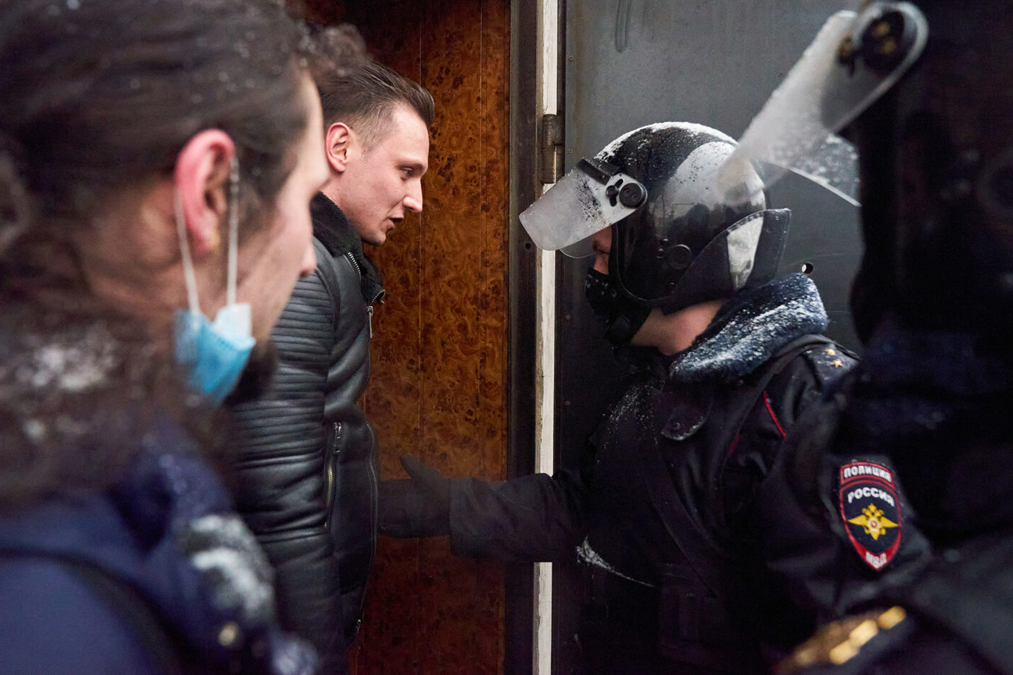 Полицейские пытаются задержать адвоката Дмитрия Захватова в коллегии адвокатов недалеко от «Матросской тишиты», Москва, 31 января 2021 года / Фото: Валерий Теневой