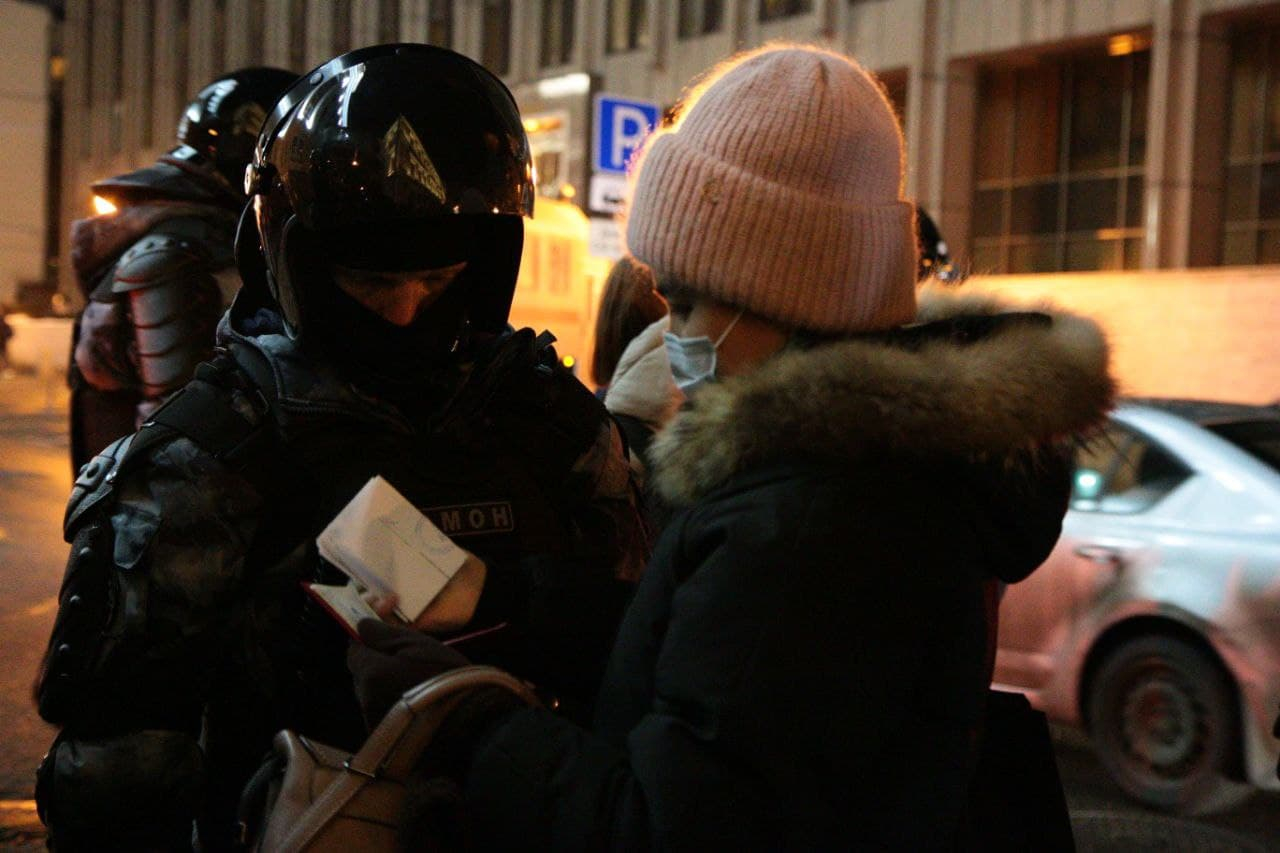 У людей в центре города проверяют паспорта, часть центральных улиц перекрыто, Москва, 2 января 2021 год / Фото: Светлана Виданова для «Новой газеты»