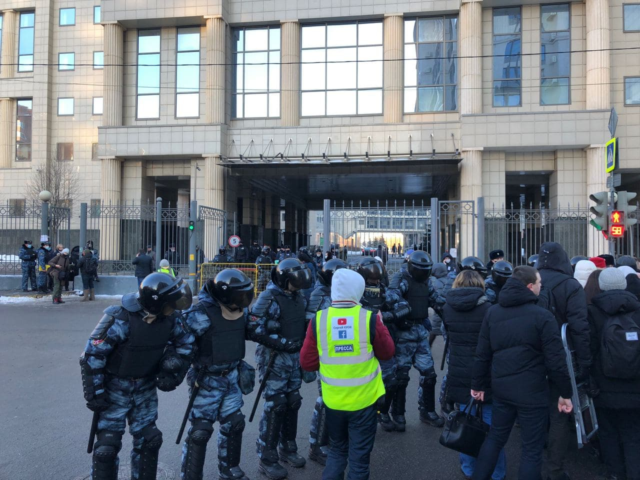 Сотрудники ОМОН начали выстраивать цепь перед переходом к зданию Мосгорсуда, 2 января 2021 года / Фото: Дарья Козлова для «Новой газеты»