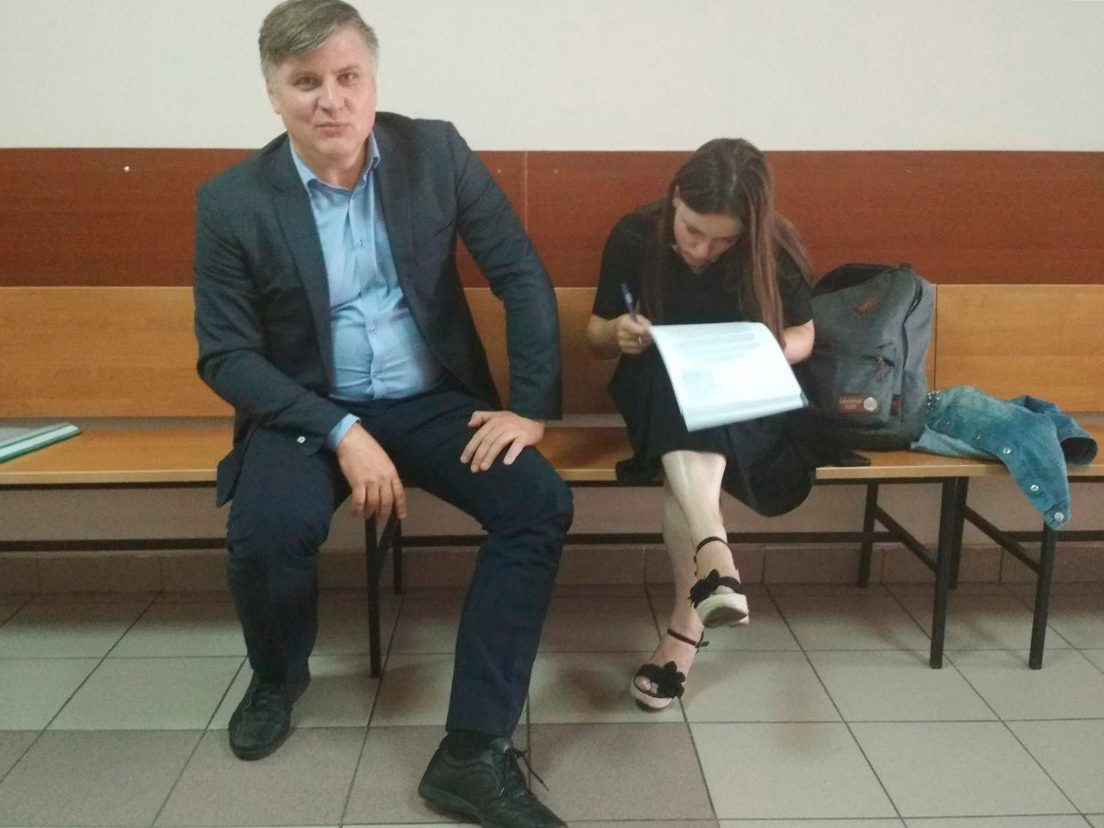 Александра Баева (справа) со своим подзащитным в Тимирязевском районном суде / Фото предоставила Александра Баева