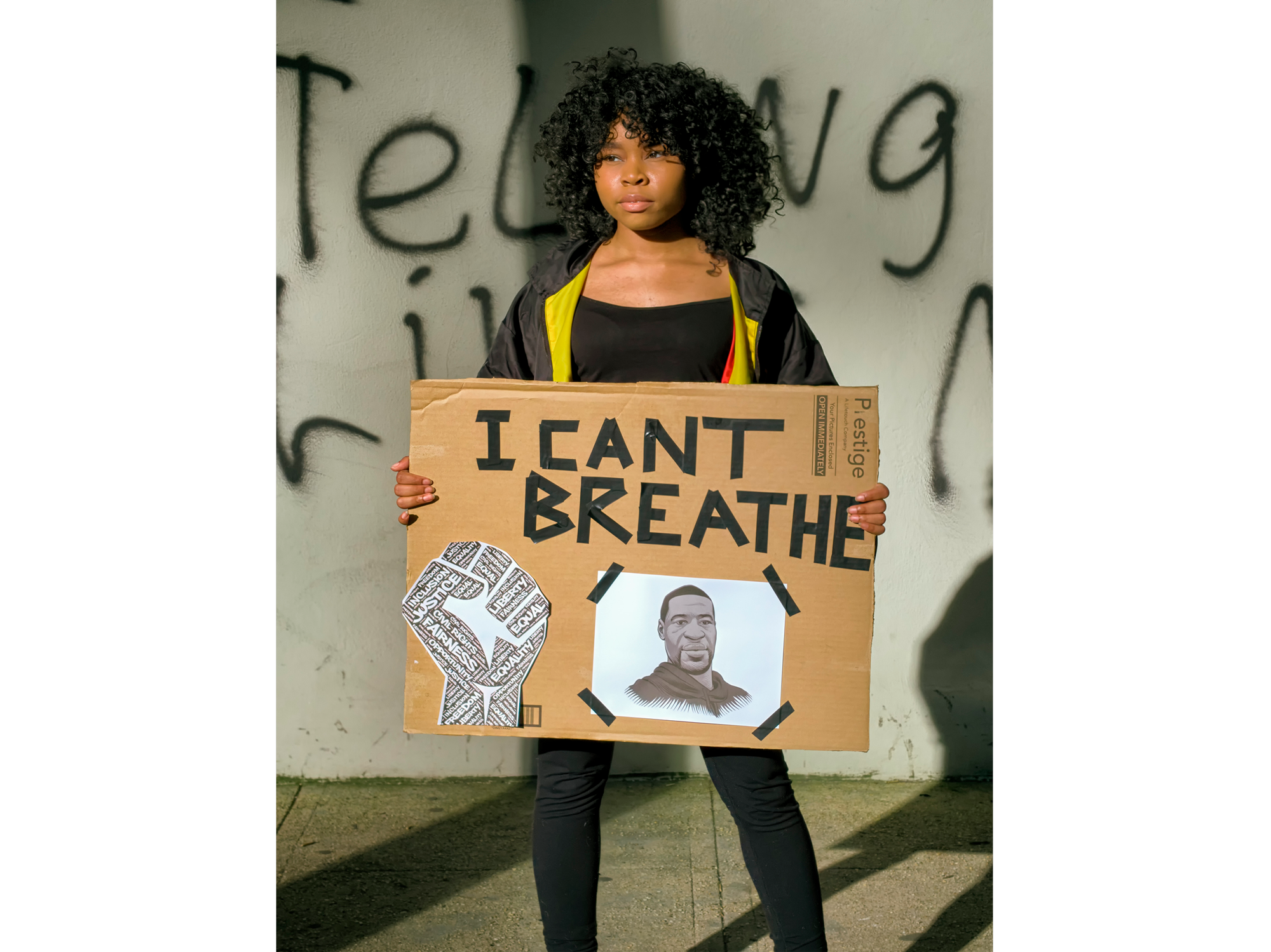 Протестующая с портретом Джорджа Флоида, Вашингтон, США  / Фото: Obi Onyeador, Unsplash