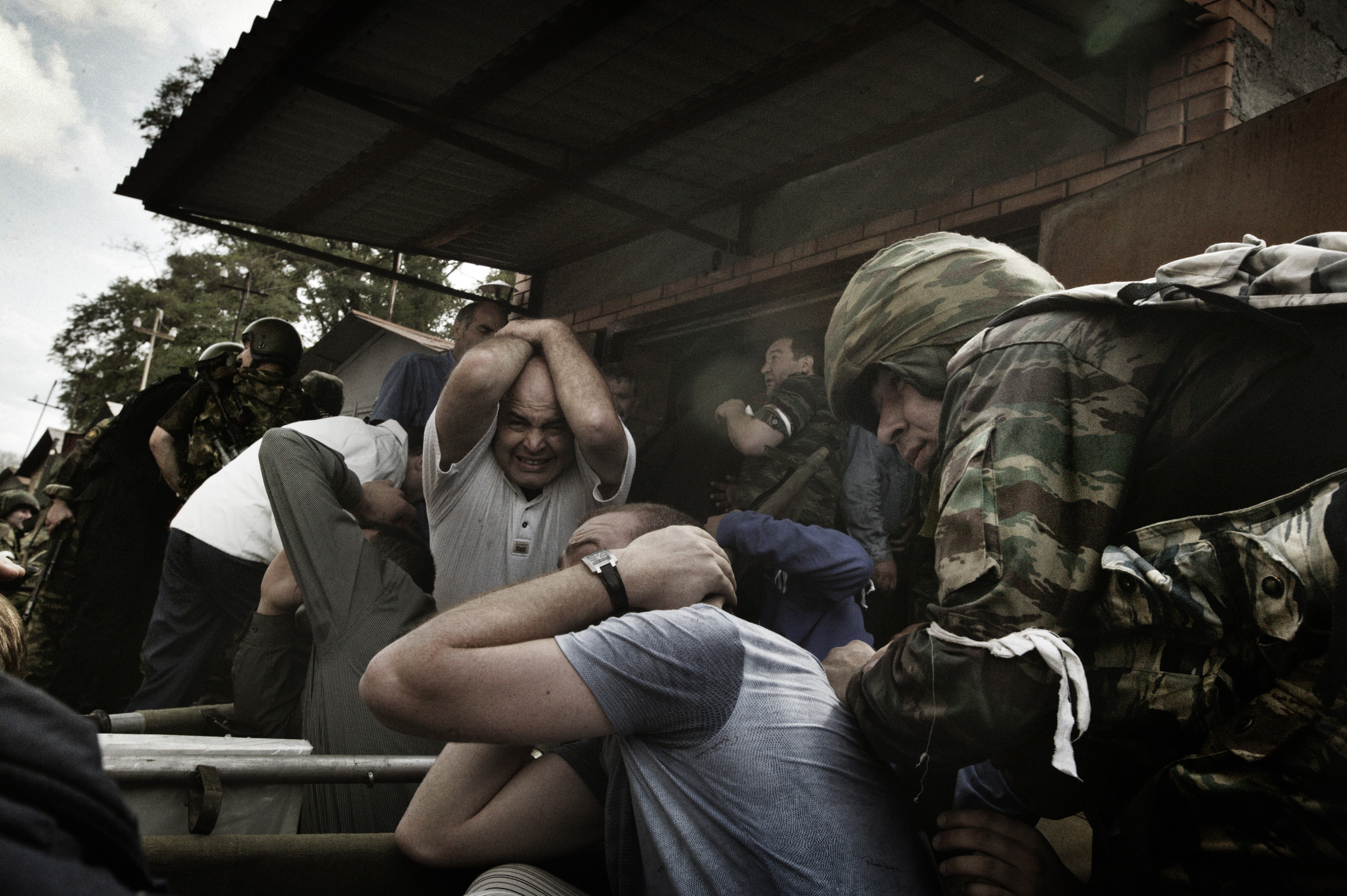 Штурм школы с заложниками в Беслане, 3 сентября 2004 года. Заложниками были 1128 человек / Фото: Юрий Козырев, NOOR