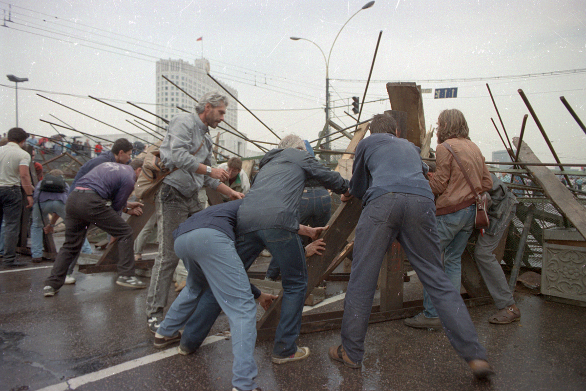 Люди строят баррикады, 19 августа 1991 год / Фото: Дмитрий Борко