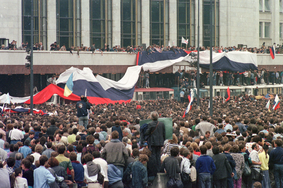 Демонстранты протянули флаг по балкона Белого дома, 20 августа 1991 год / Фото: Дмитрий Борко