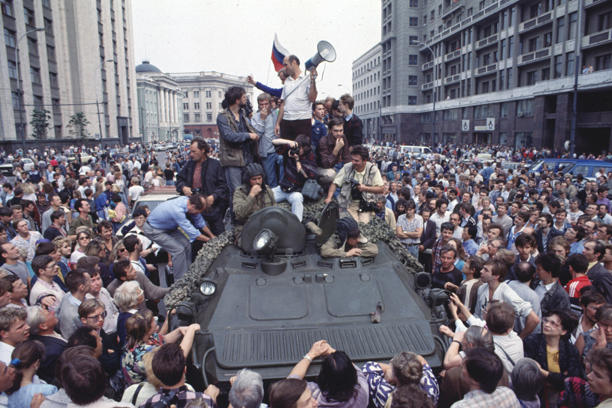 Манежная, демонстранты встречают и агитируют входящие в центр армейские колонны, 19 августа 1991 год / Фото: Дмитрий Борко