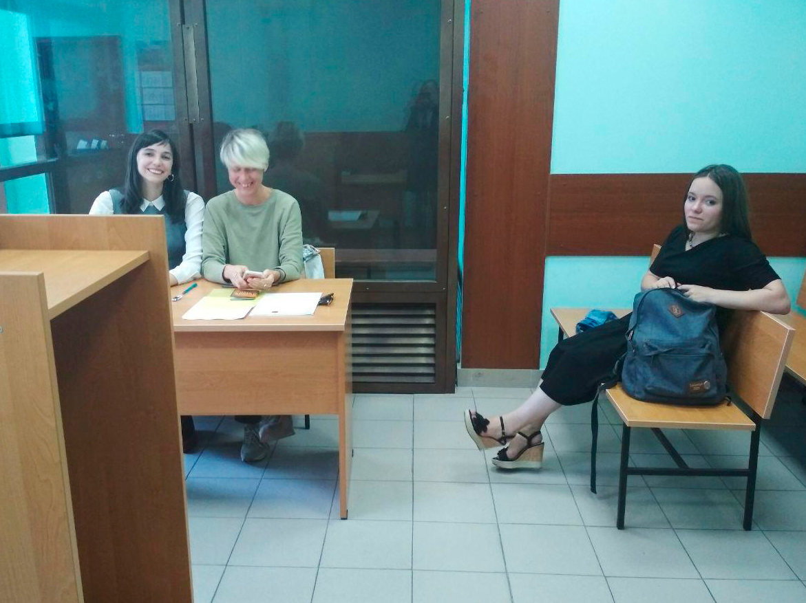 Александра Баева (справа), Наталья Секретарева и ее подзащитная в Тимирязевском районном суде / Фото предоставила Александра Баева