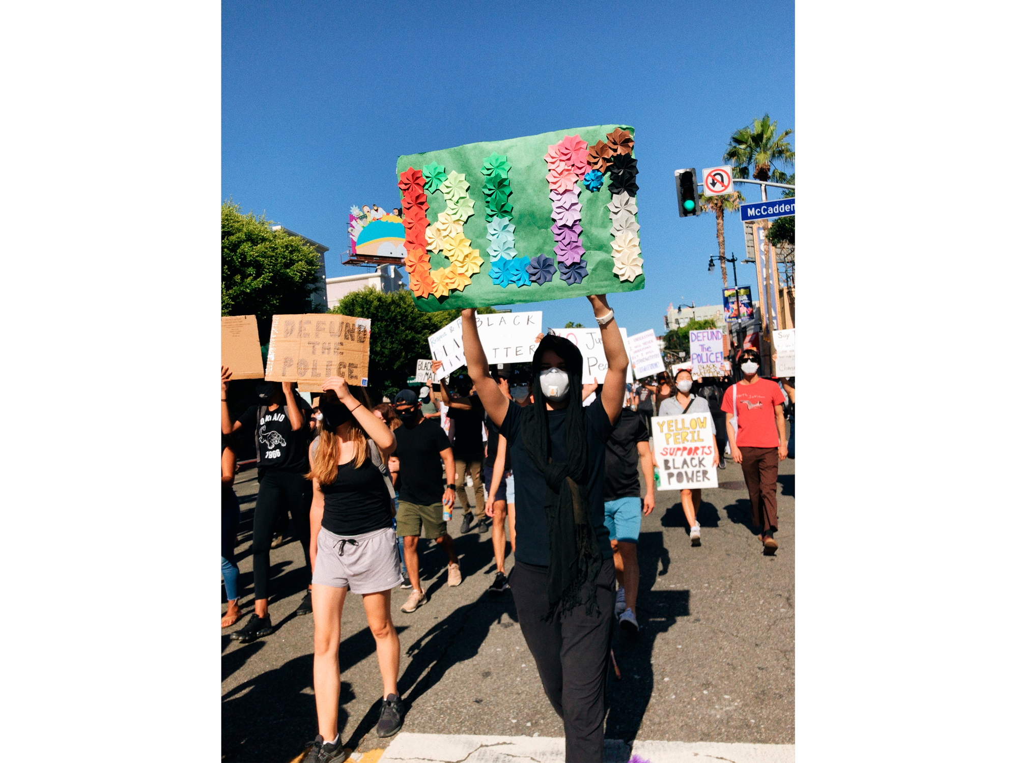 Протестующий с плакатом «Жизни черных важны», Лос-Анджелес, США / Фото: Nick Shandra, Unsplash