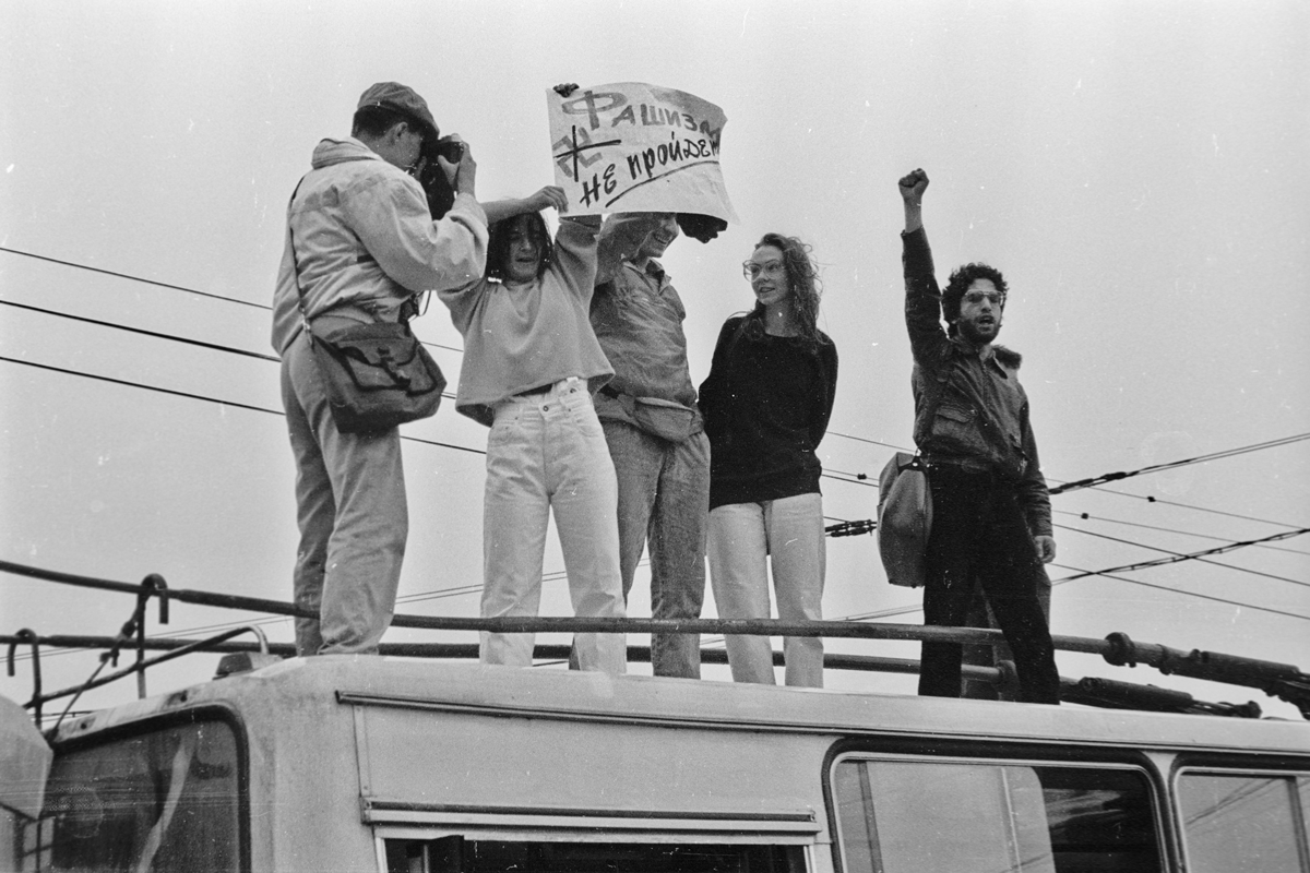 Группа протестующих на троллейбусе, девушка с плакатом —  Эстер Дюфло, в 2019 году она получила Нобелевскую премию по экономике / Фото: Дмитрий Борко