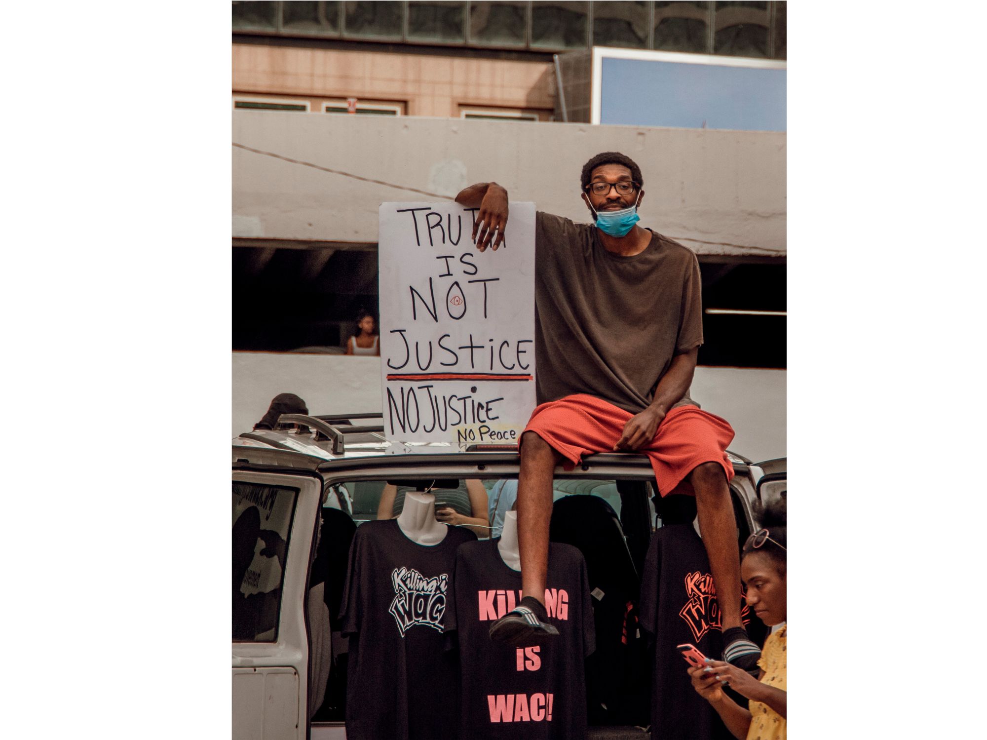 Протестующий с плакатом «Правда — не правосудие, нет правосудия — нет мира», Атланта, США / Фото: Greg Keelen, Unsplash