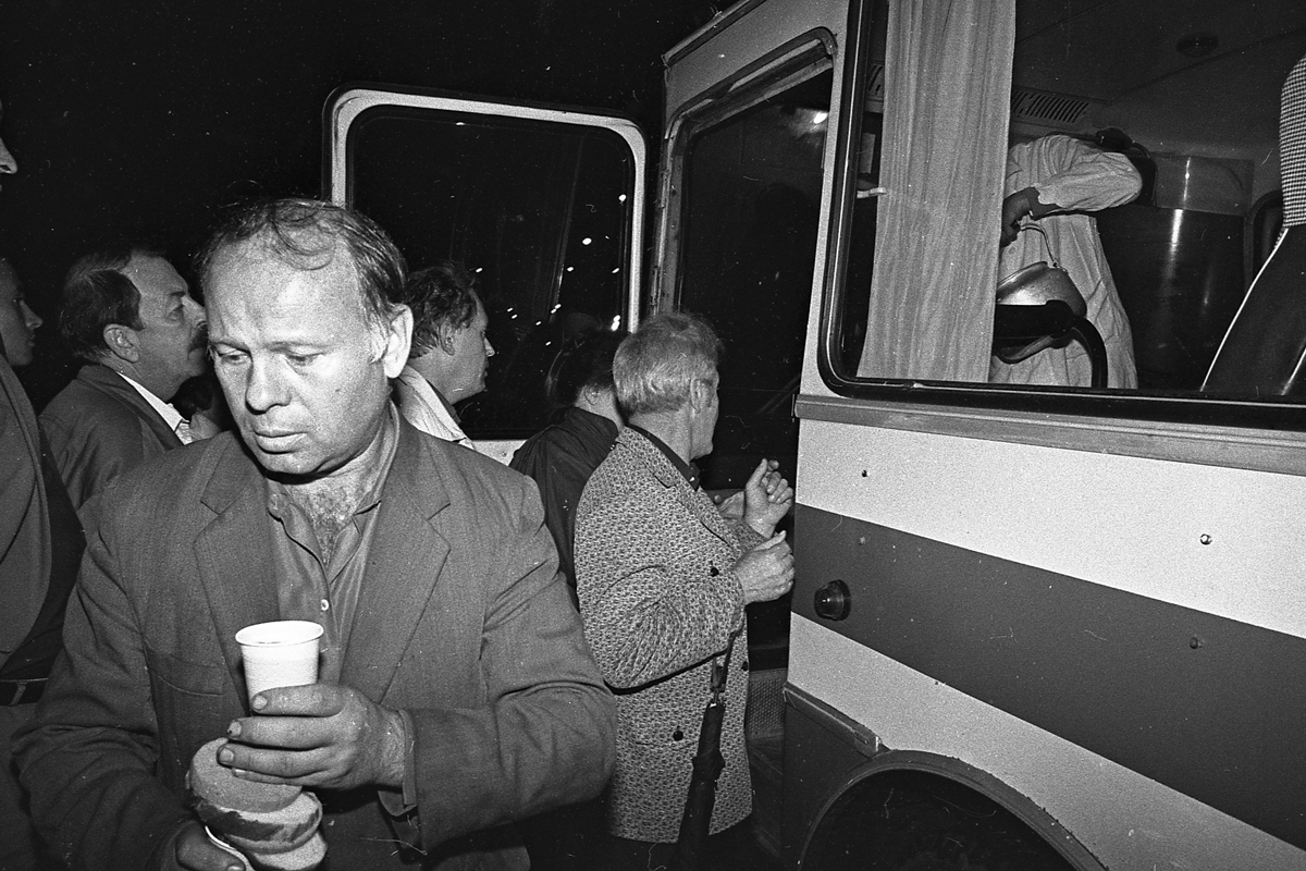 В эту ночь люди ждали штурма Белого дома, произошли столкновения с жертвами на Садовом. В кадре волонтеры раздают чай и бутерброды, помогают согреться. Ночь с 20 на 21 августа 1991 года / Фото: Дмитрий Борко