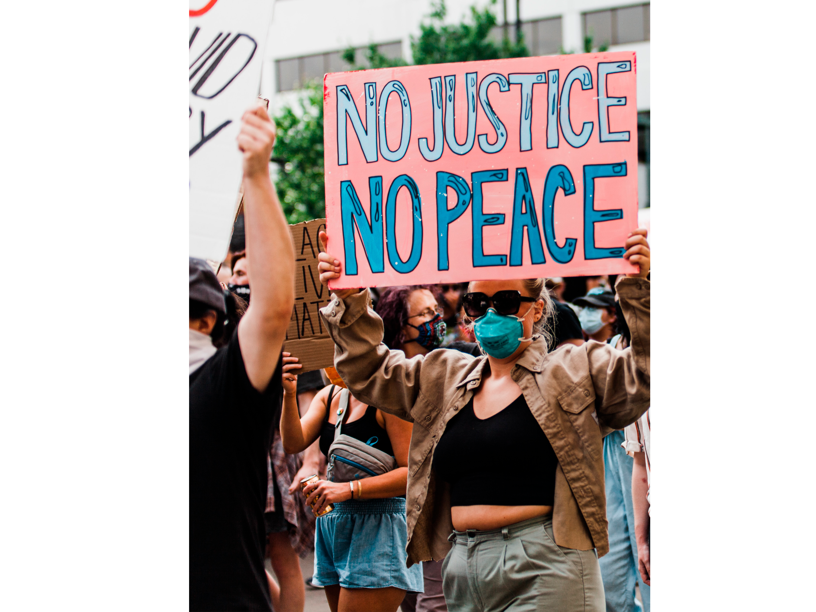Женщина с плакатом «Нет правосудия — нет мира» , Ноксвилл, США / Фото: Heather Mount, Unsplash