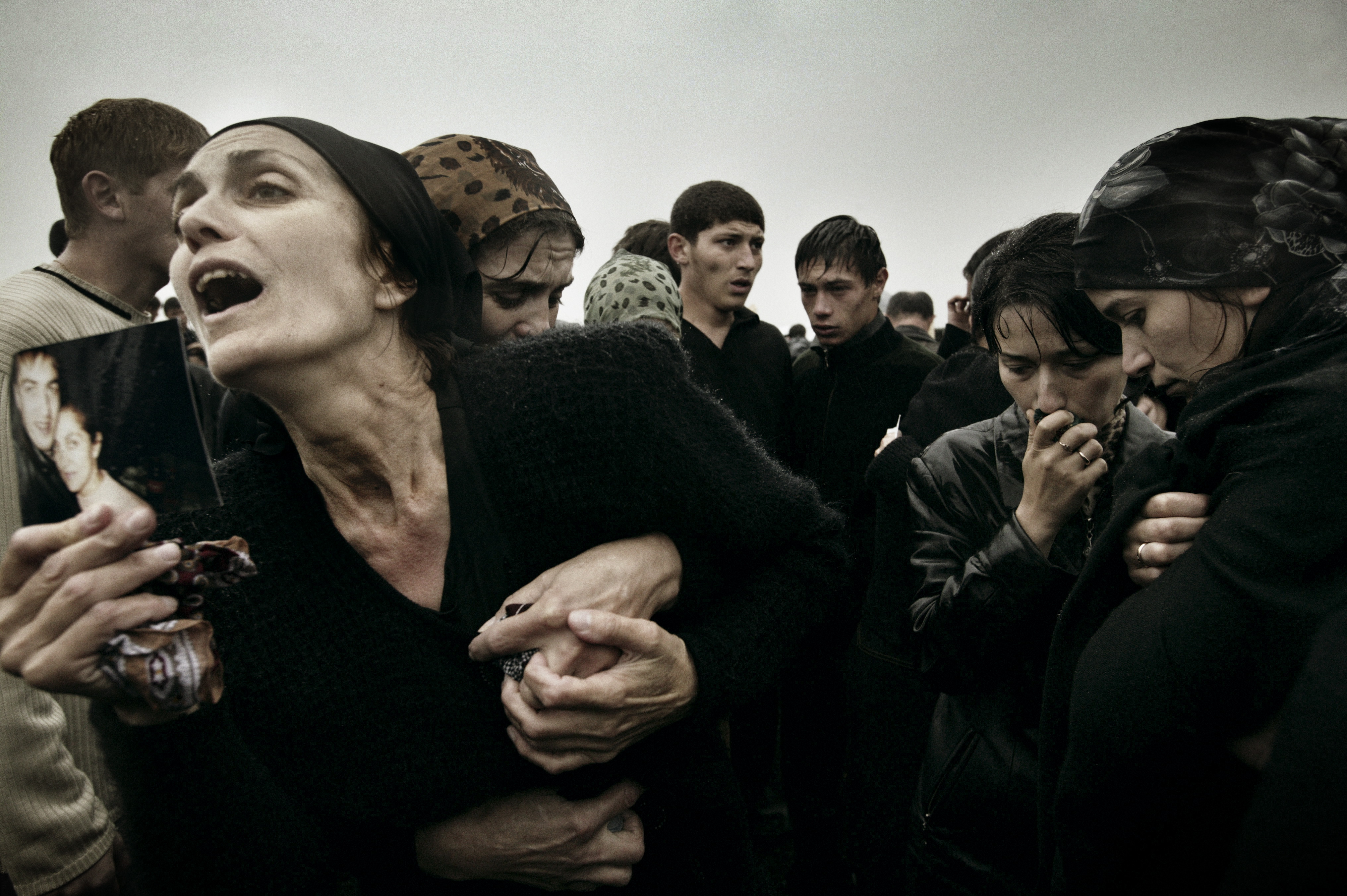 Похороны погибших в теракте, 4 сентября 2004 год / Фото: Юрий Козырев, NOOR