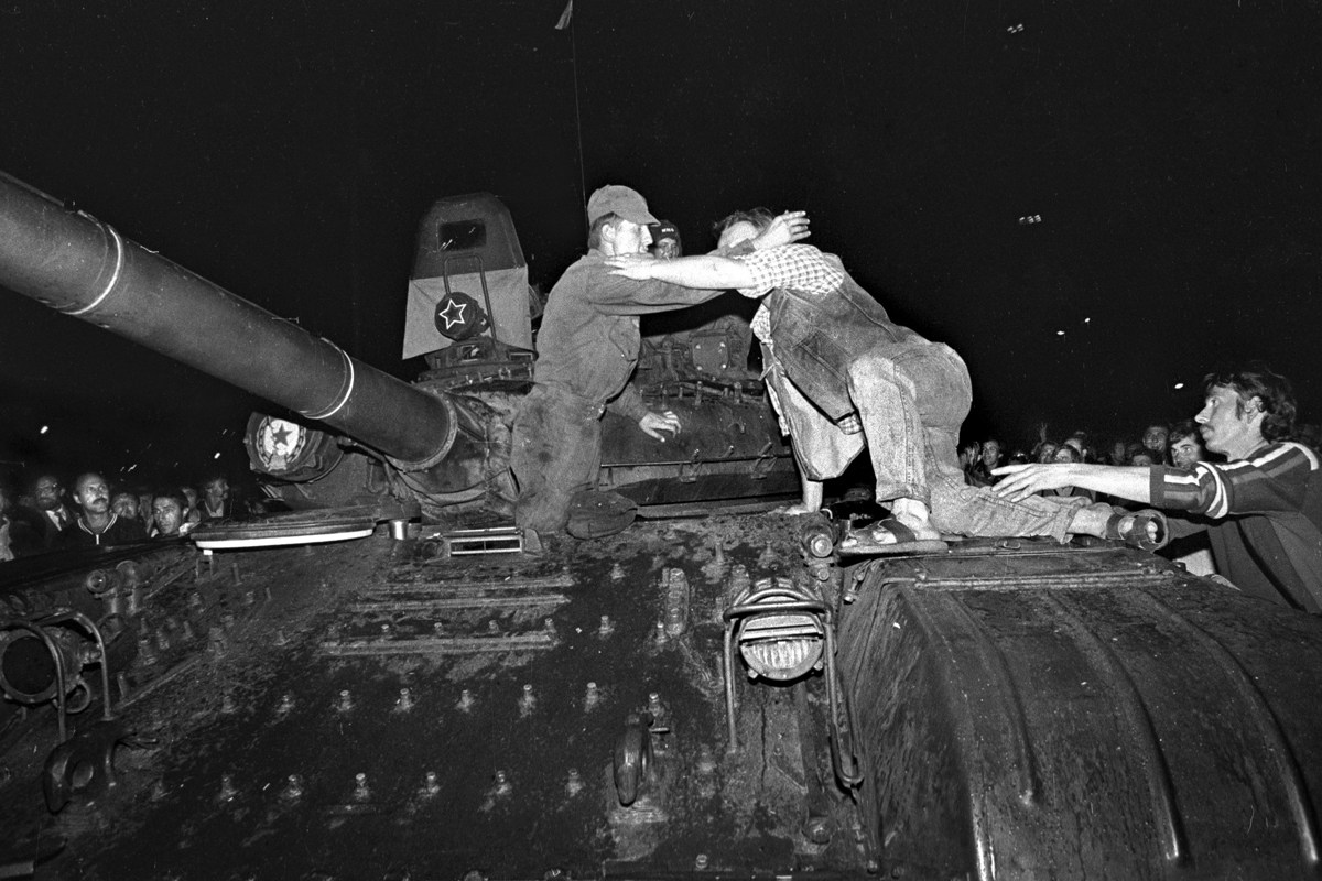 Братание у Белого дома, когда на сторону Ельцина перешел танковый взвод майора Евдокимова, ночь с 19 на 20 августа 1991 год / Фото: Дмитрий Борко