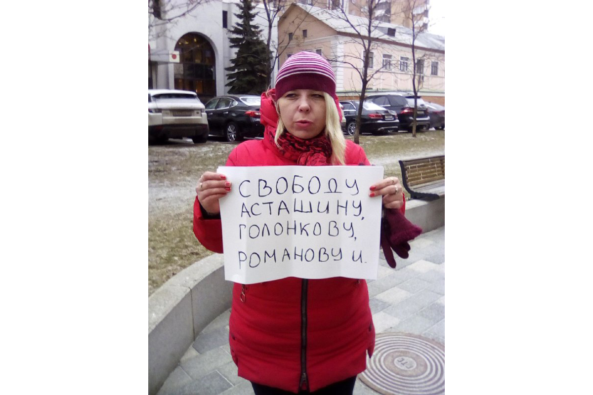 Дарья Полюдова в одиночном пикете / Фото со страницы Полюдовой в фейсбуке