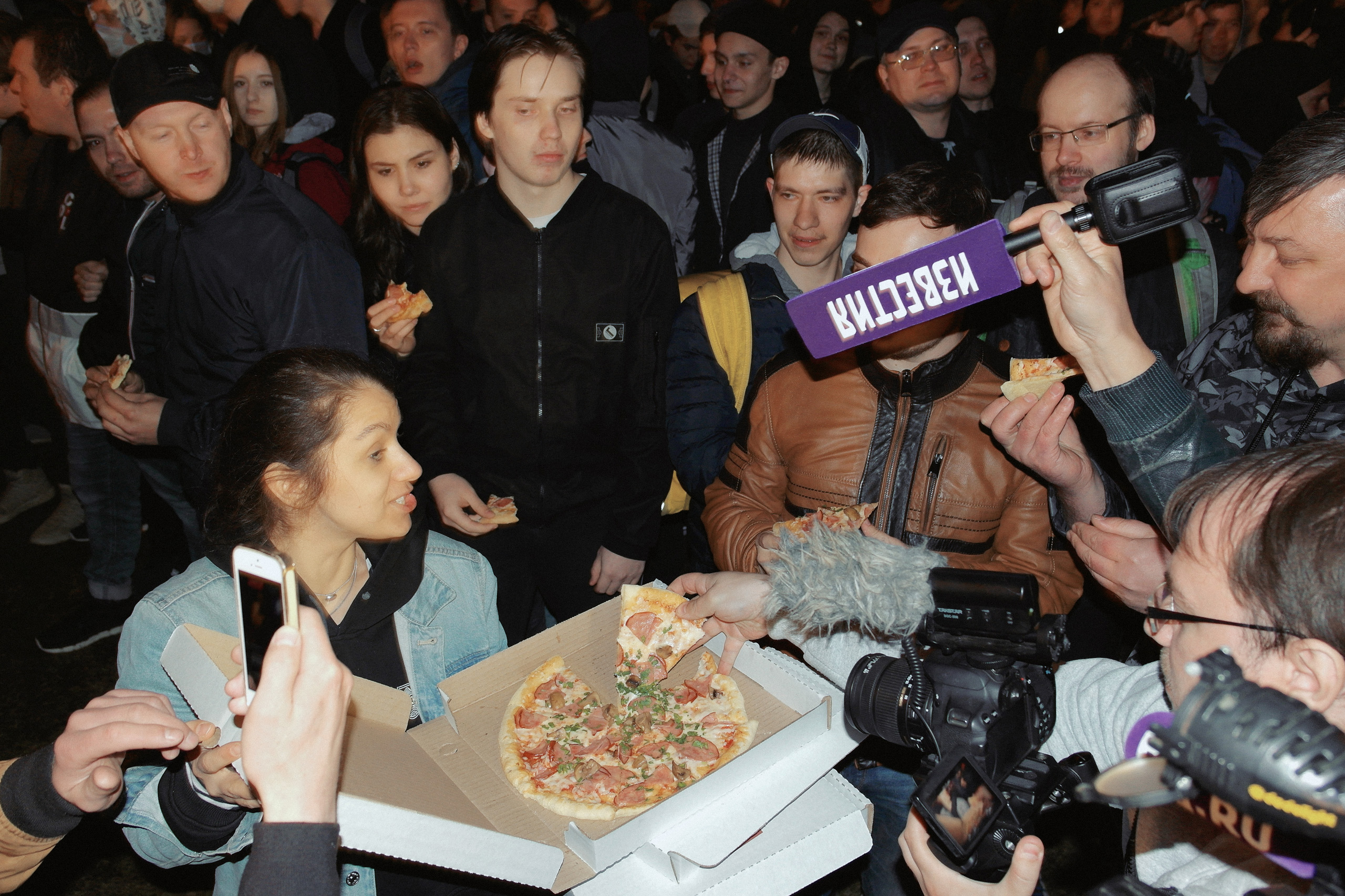 Протестующие едят пиццу и дают интервью, 15 мая 2019 год