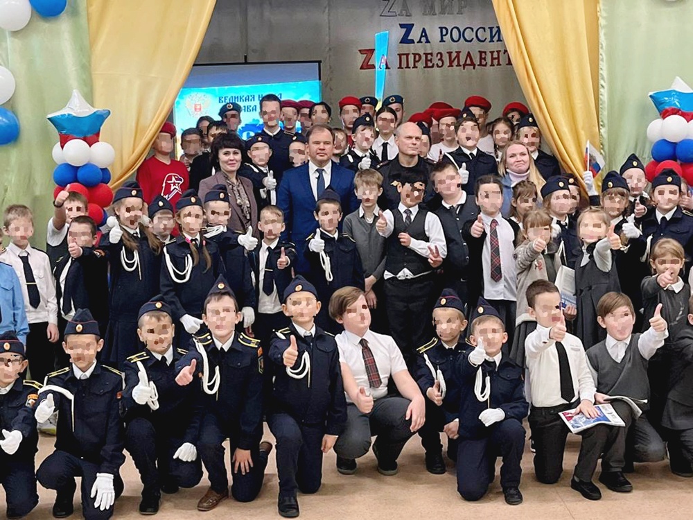 Мероприятие «Zа мир, Zа Россию, Zа президента» в школе №9 города Ефремова, 13 декабря 2022 год / Фото с сайта школы