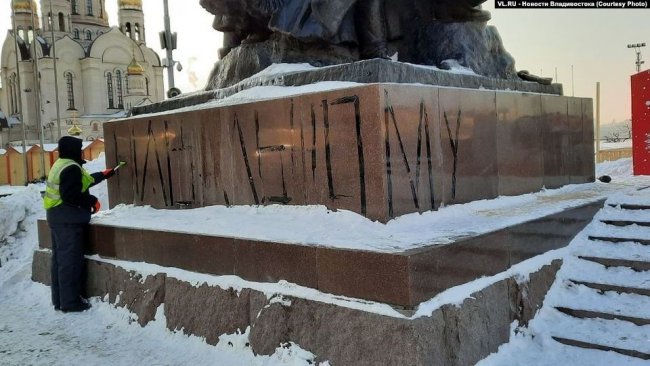 Жителя Владивостока задержали по уголовному делу о вандализме из-за надписи «Свободу Навальному»
