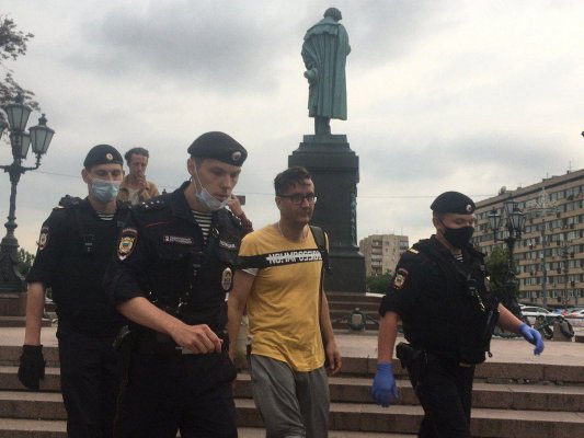В Москве задержали участника пикета с плакатом об акции «Нет поправкам»