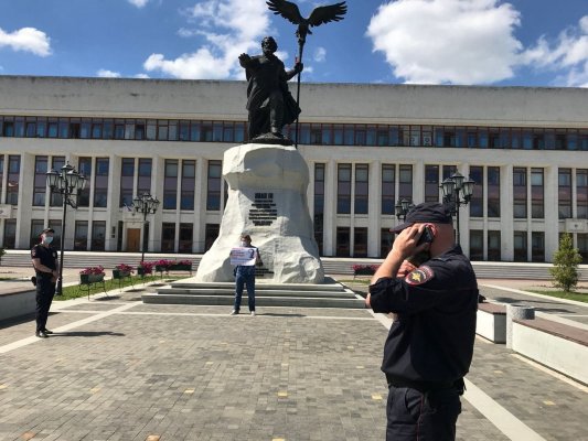 В Петербурге и Калуге задержали пикетчиков в поддержку политзаключенных