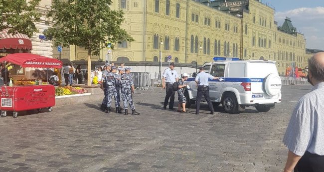 На Красной площади задержали пожилую женщину из-за одиночного пикета