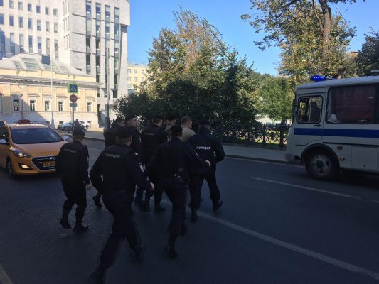 Задержания на шествии «Антикапитализм 2017» в Москве