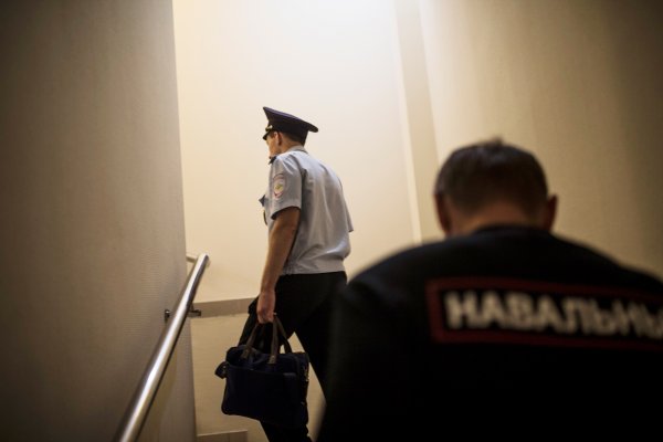 Полицейские в Москве приходят по адресам попавших в базы сайтов Навального. Истории