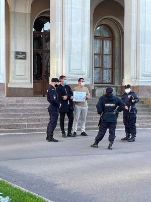 В Петербурге задержали участников пикета за честные выборы. Их уже отпустили