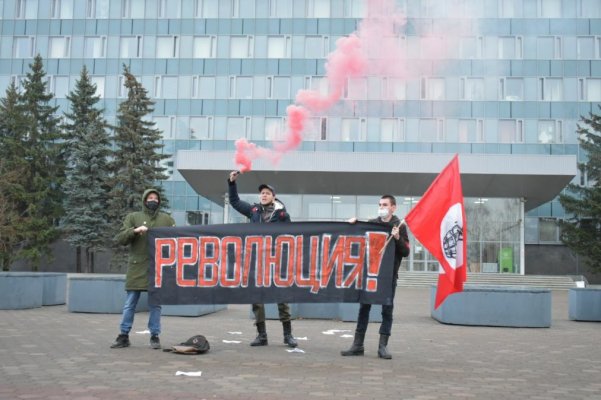 В Перми и в Брянске задержали нацболов из-за акций в годовщину Октябрьской революции