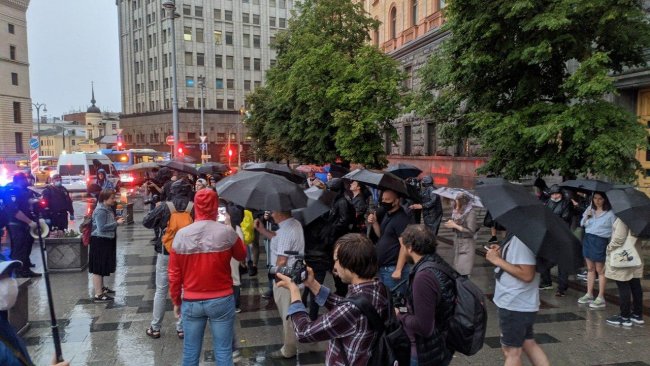 В Москве на пикетах в поддержку журналистки Светланы Прокопьевой начались задержания