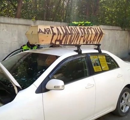 В Новосибирске задержали водителя, который вез в отделение «Единой России» урну для голосования