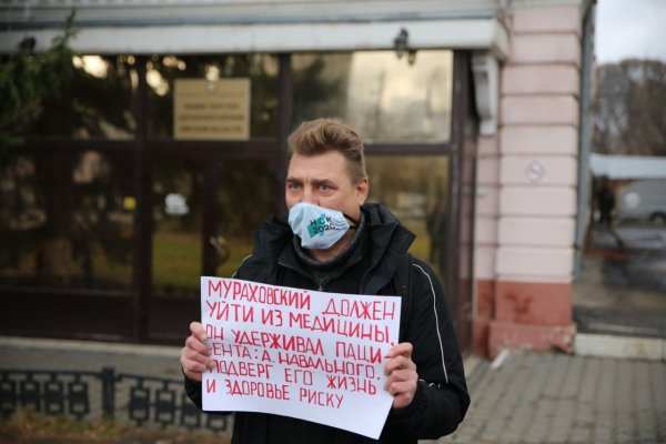 В Омске полицейские задержали участников одиночных пикетов против нового министра здравоохранения