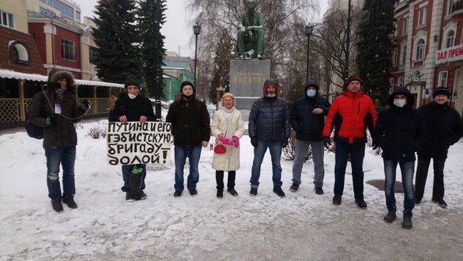 В Воронеже задержали активиста с плакатом «Путина и его гэбистскую бригаду — долой!»