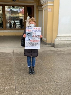 В Петербурге задержали пикетчицу с плакатом в поддержку Алексея Навального