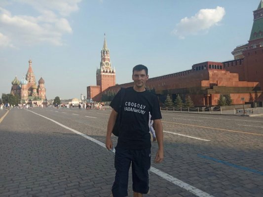 На Красной площади задержали активиста в футболке с надписью «Свободу Навальному»