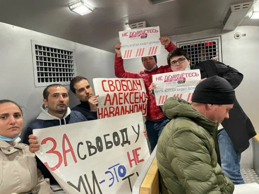 В Москве задержали пикетчиков с плакатами в поддержку Навального и СМИ-«иноагентов»