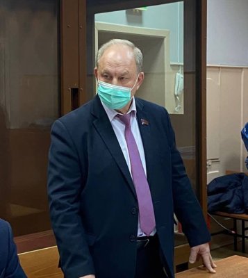 Депутату Рашкину предъявили обвинение в убийстве лося и запретили ночью выходить из дома