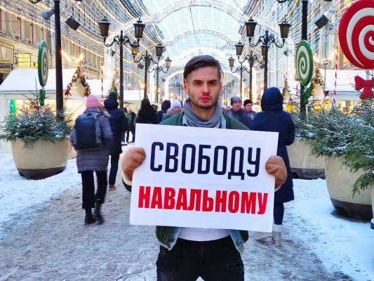 В Петербурге задержали пикетчика с плакатом в поддержку Алексея Навального