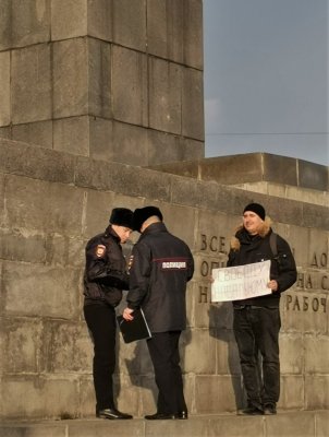В Екатеринбурге полиция задержала мужчину с плакатом «Свободу Навальному»