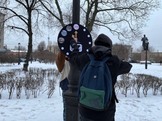 В Петербурге троих активистов задержали за акцию «Часы Судного дня Беглова»