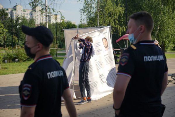 В Москве полицейские задержали сборщиков подписей в поддержку независимого кандидата в Госдуму